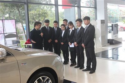 我院成功舉辦“渝鑫吉利杯”汽車(chē)營(yíng)銷(xiāo)大賽，學(xué)生實(shí)戰(zhàn)演練汽車(chē)銷(xiāo)售技能