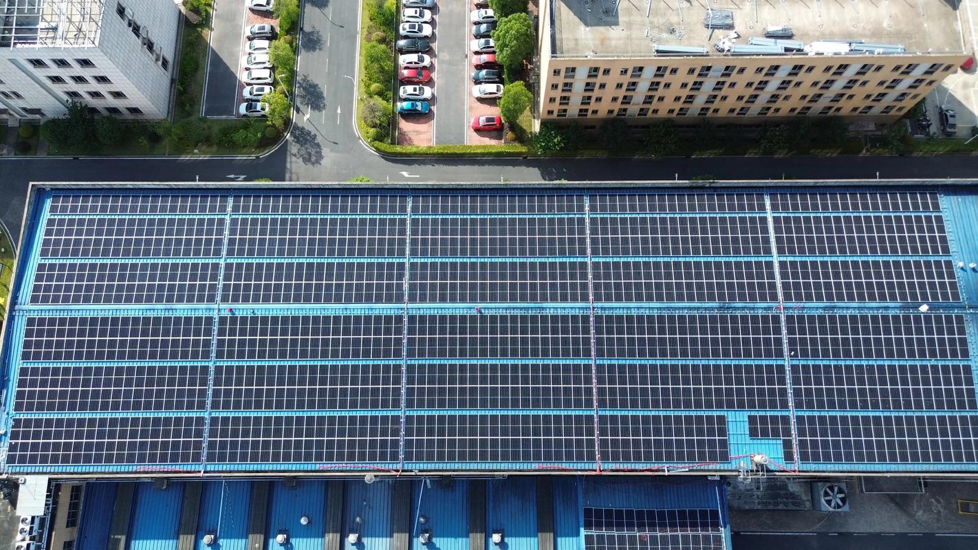 廠房屋頂光伏新能源工商業項目安裝一半,另一半緊